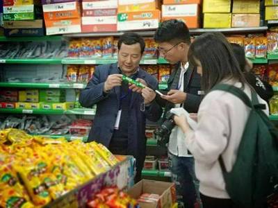 我校后勤領(lǐng)導(dǎo)小組深入地超開展商品調(diào)研，全面摸底市場情況